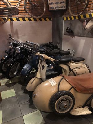 Old scooters in the restaurant look.cool at Warung Garasi in Ubud