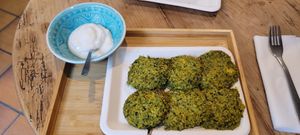 Hirsetaler mit Spinat mit Sojajoghurt at SaporiBio in Lugano