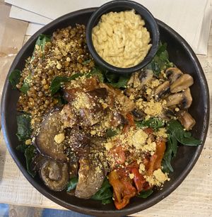 Espinaca, champiñones,berenjena,chiles asados, lentejas crocantes, nutritional yeast y hummus🤌 la mejor ensalada que me he comido en mi vida  at Iom Cocina Plant-Based in Bogota