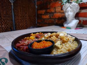 🌱💕🧿 Bowl de arroz, tofu, plátano y más at Iom Cocina Plant-Based in Bogota