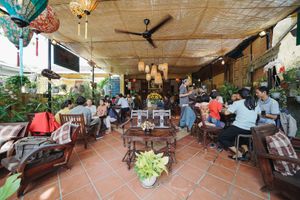 nice place to enjoy meals with friends and family at Lá Veg in Hoi An