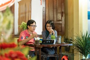 customers enjoying a sincere dinner at Lá Veg in Hoi An