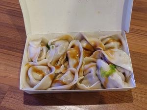 "10 Dumplings" ($ 70) to take away at YāChuān ShíTáng Shū SùShí 鴨川食堂蔬素食 in Taichung