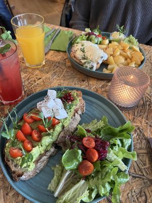 veganes Avocado Toast und im Hintergrund Egg Benedict (leider nicht vegan) 🥑  at Grüner Salon in Dortmund
