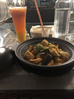 Singapour Nyonya Curry avec Jus de fruits mélangés 🍀 #Veganuary at Loving Hut in Abidjan