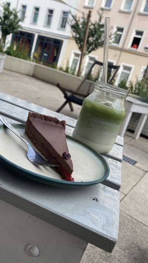 Vegan chocolate cake & matcha latte at Dreamers Coffee & Wholefood in Chemnitz