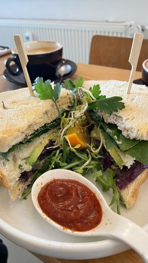Sandwich mit Avo, Frischkäse und karamellisierten Zwiebeln  at Dreamers Coffee & Wholefood in Chemnitz