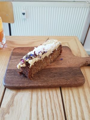 Veganer Carrott Cake mit Cashewfrosting at Dreamers Coffee & Wholefood in Chemnitz