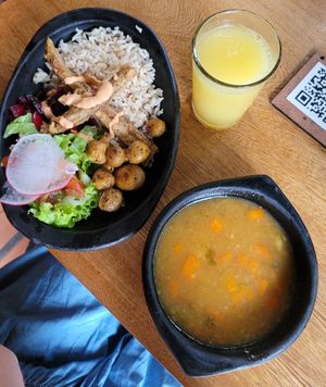 jugo de piña/maracuja, sopita y arroz, papas criollas, faux meat y ensalada con remolacha at INA Restaurante in Medellin