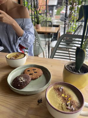 Oro latte and cookies   at INA Restaurante in Medellin