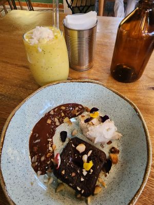 Brownie con helado y un snoothie at INA Restaurante in Medellin