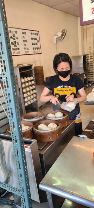 Very friendly staff with enough English to serve us, steaming the buns on the spot at ShàngHǎi Bāo Zǐ 上海包子素食點心 in Taipei