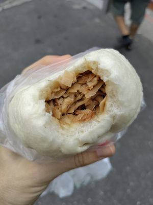 A perfect steamed bun at ShàngHǎi Bāo Zǐ 上海包子素食點心 in Taipei