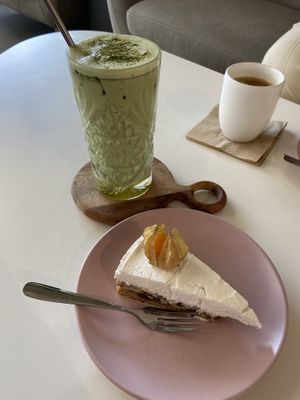 Iced matcha latte and banoffee pie  at Makea Coffee in Lappeenranta