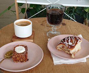 Excellent coffee & absolutely tasty carrot cake and cinnamon bun ❤️ at Makea Coffee in Lappeenranta