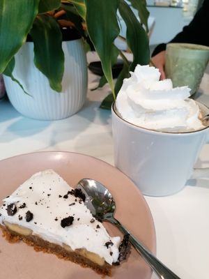 Hot chocolate and Banana chocolate cake with coconut cream at Makea Coffee in Lappeenranta
