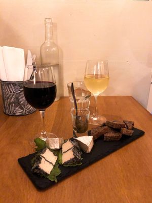 Cheese platter at Dis Leur in Bordeaux