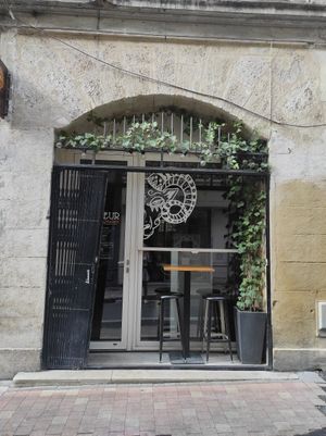 Front at Dis Leur in Bordeaux