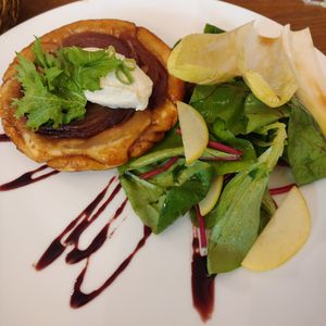 Tartelette oignon rouge déglacé au vin rouge at Dis Leur in Bordeaux