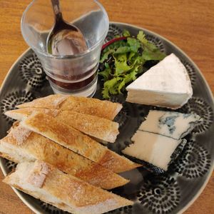 Petite assiette de fromages végétaux at Dis Leur in Bordeaux
