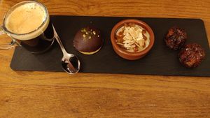 Café gourmand at Dis Leur in Bordeaux