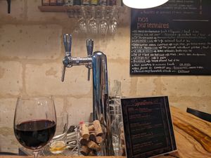 The bar at Dis Leur in Bordeaux