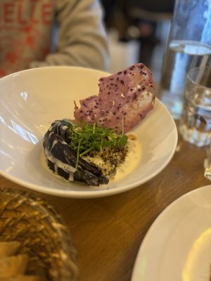 Choux rouge braisé sauce amande-citron, herbes aromatiques, quinoa, topinambours et noisettes torréfiées  at Dis Leur in Bordeaux