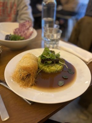 Tofu en kadaïf duxelles et confit d’oignons, sauce brune, écrasé de pommes de terre à l’huile d’olive.  at Dis Leur in Bordeaux