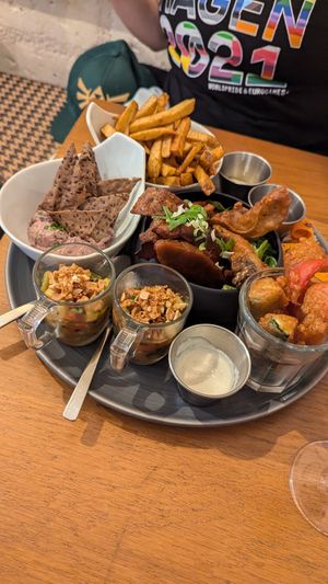 Platter to share with savoury tapas at Dis Leur in Bordeaux