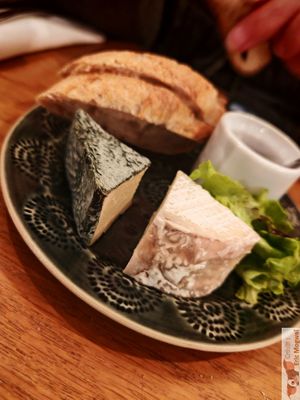 Plant based cheese degustation at Dis Leur in Bordeaux