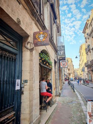 Facade at Dis Leur in Bordeaux