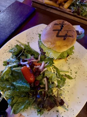 Der Vegane Burger mit Salatbeilage   at The Bebop in Boston
