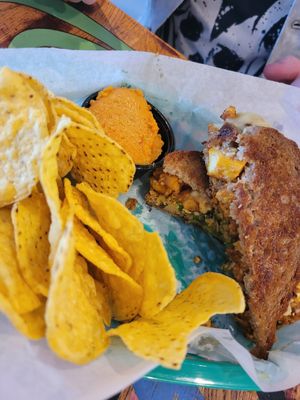 7/21/24 - Mac Daddy Crispy Chick'n. Delicious! at Annie O Loves in Charleston