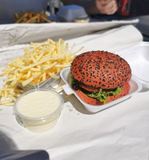 Vegan fries, mayonnaise and "chicken" burger at 't Friethuis in Kampenhout