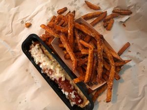 Frikandel special en zoete aardappel frietjes  at 't Friethuis in Kampenhout