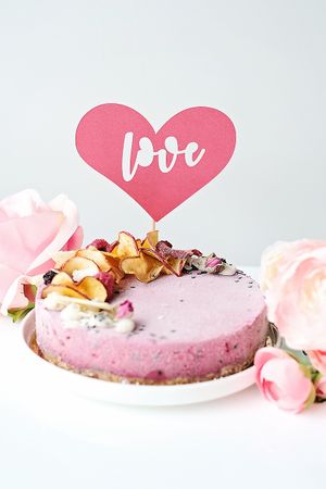 Custom topper for your cake.
Order now your custom topper at BooBooCakes in Brussels
