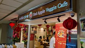 Entrance at Red Apple Veggie Cafe 红苹果素食 - Fortune Centre in Central Singapore