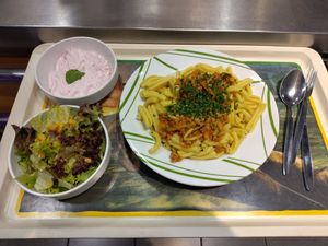 Hausgemachte Pasta mit Soja- Gemüsebolognese, dazu Beilagensalat und als Nachtisch Beerenmousse (alles vegan) at Mensa Petrisberg in Trier