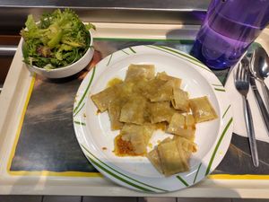 Vegane Mini Maultaschen an Zwiebelschmelze, dazu Beilagensalat; Der angekündigte vegane Schokokuchen war leider aus. at Mensa Petrisberg in Trier