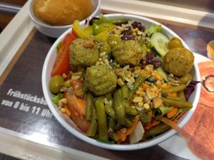 Großer Salat mit Falafel mit Brötchen. (Die Falafel waren leider trocken und geschmacklos.) at Mensa Petrisberg in Trier