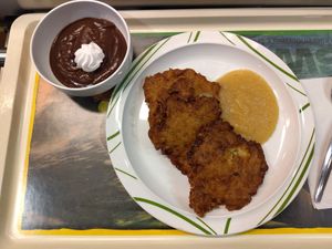 Kartoffelrösti mit Apfelmus und veganer Schokoladenpudding at Mensa Petrisberg in Trier