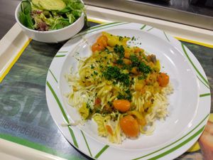 Thai- Gemüse- Curry mit Kokosmilch auf Mienudeln at Mensa Petrisberg in Trier