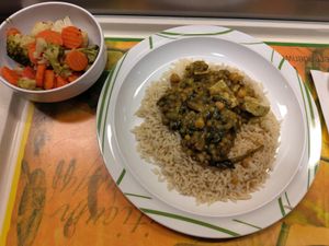 Linsencurry mit Kokosmilch, Cashewkernen und Tofu auf gebratenem Reis [war nicht gebraten], dazu Kaisergemüse [nicht im Preis enthalten] at Mensa Petrisberg in Trier