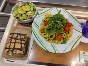 Hausgemachte Pasta mit Rucola,
Kirschtomaten und Pinienkernen [war leider sehr scharf mit Chili, was ich nicht mag und nicht erwartet hatte] und Schoko-Nuss-Kuchen (vegan) at Mensa Petrisberg in Trier