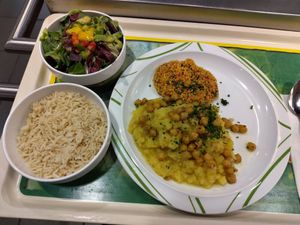 Rote Beete Puffer auf Selleriestampf mit Kichererbsen arabische Art, dazu Reis und Salat (jeweils nicht inklusive) at Mensa Petrisberg in Trier