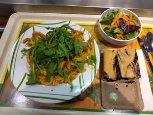 Hausgemachte Pasta mit Rucola
Tomaten Pesto, dazu Salat und Marmorkuchen (beides nicht inklusive) at Mensa Petrisberg in Trier