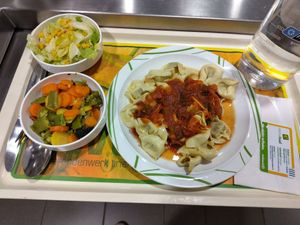 Tortellini à la Mediterraneo an
Tomaten- Gemüsesugo, dazu Salat und buntes Gemüse (nicht inklusive) at Mensa Petrisberg in Trier