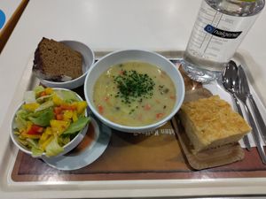 Hunsrücker Kartoffelsuppe mit Brot, dazu Salat und Mandelkuchen (die Schokobanane, auf die ich mich gefreut hatte, war entgegen der Ankündigung leider heute nicht vegan) at Mensa Petrisberg in Trier