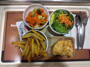 Heute mangels veganer Auswahl mal wieder nur Beilagen (Kaisergemüse, Salat, Pommes mit Ketchup und Apfel-Mandel-Kuchen) at Mensa Petrisberg in Trier