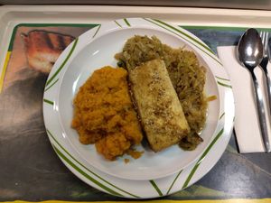 Cremiger Spitzkohl mit
Süßkartoffelstampf und Tofu at Mensa Petrisberg in Trier